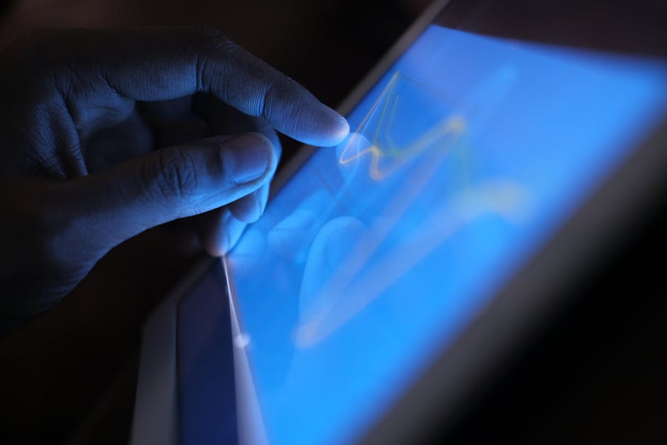 Donna che utilizza un tablet per gestire la smart home